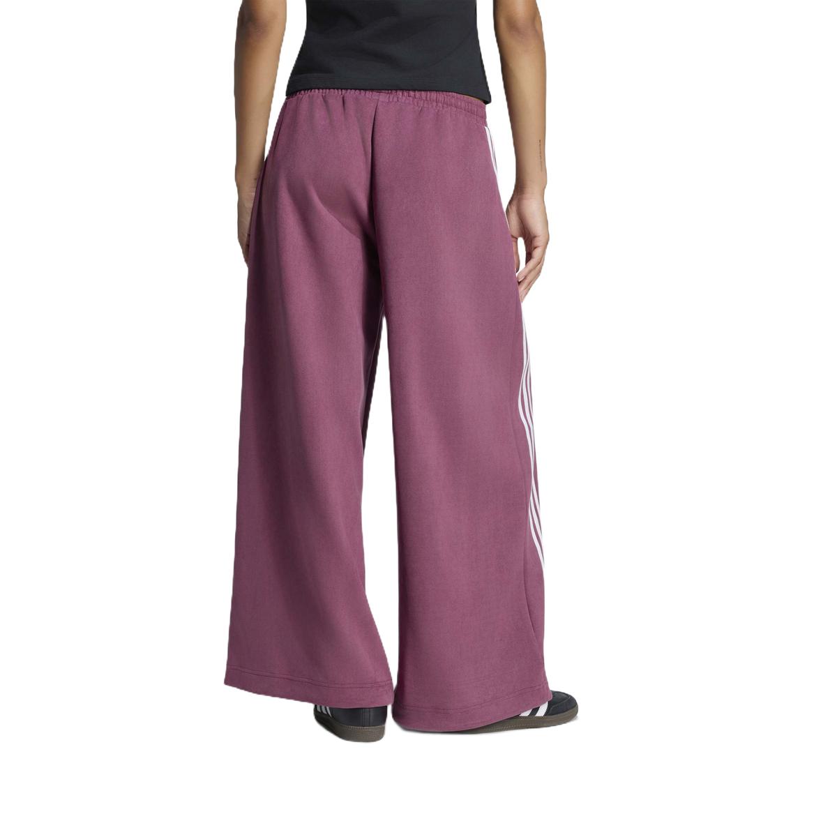 Pantalón Adidas Faux Suede Track Pants Maroon – en modelo – vista trasera
