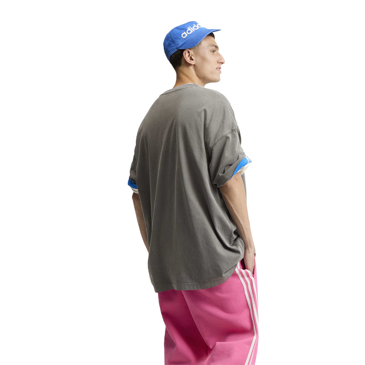 Camiseta Adidas NY Tee Utility Black – en modelo – vista trasera