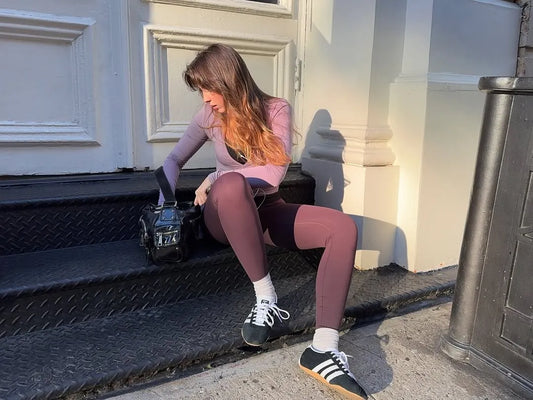 Mujer con sneakers comodas