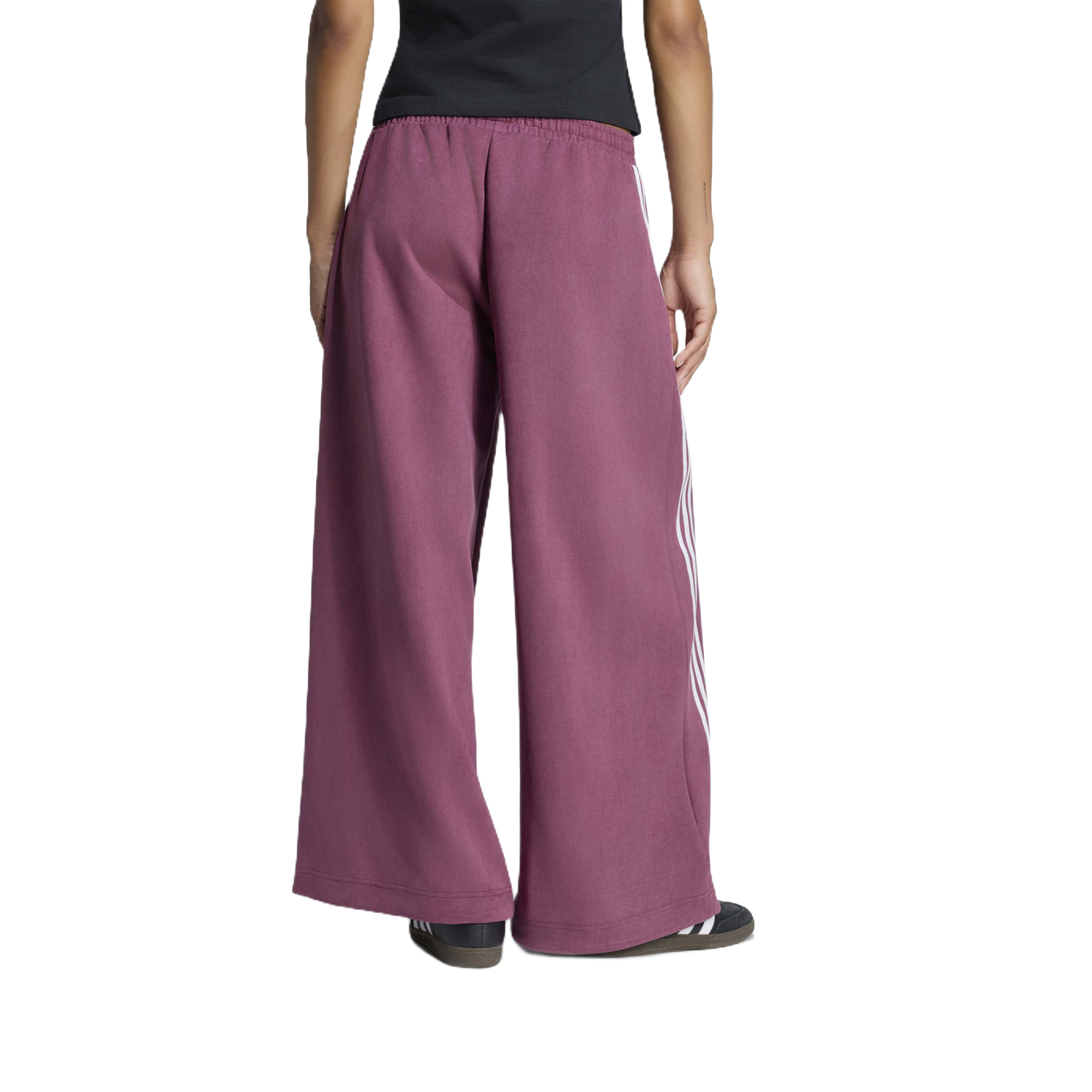 Pantalón Adidas Faux Suede Track Pants Maroon – en modelo – vista trasera