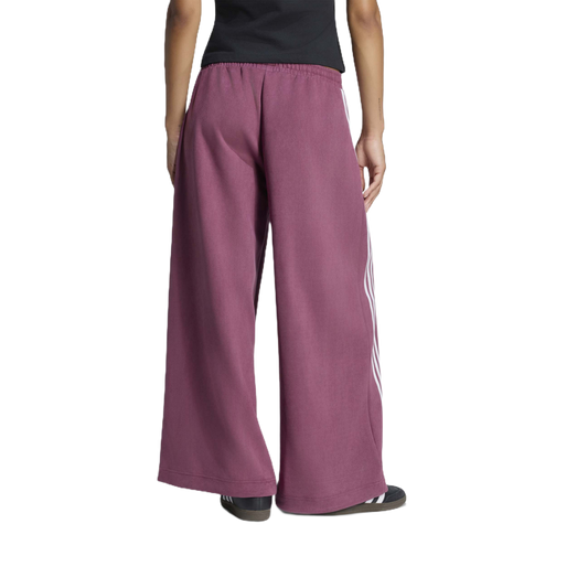 Pantalón Adidas Faux Suede Track Pants Maroon – en modelo – vista trasera