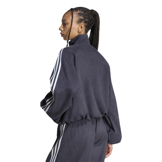 Chaqueta Adidas Faux Suede Track Top Black – en modelo – vista trasera