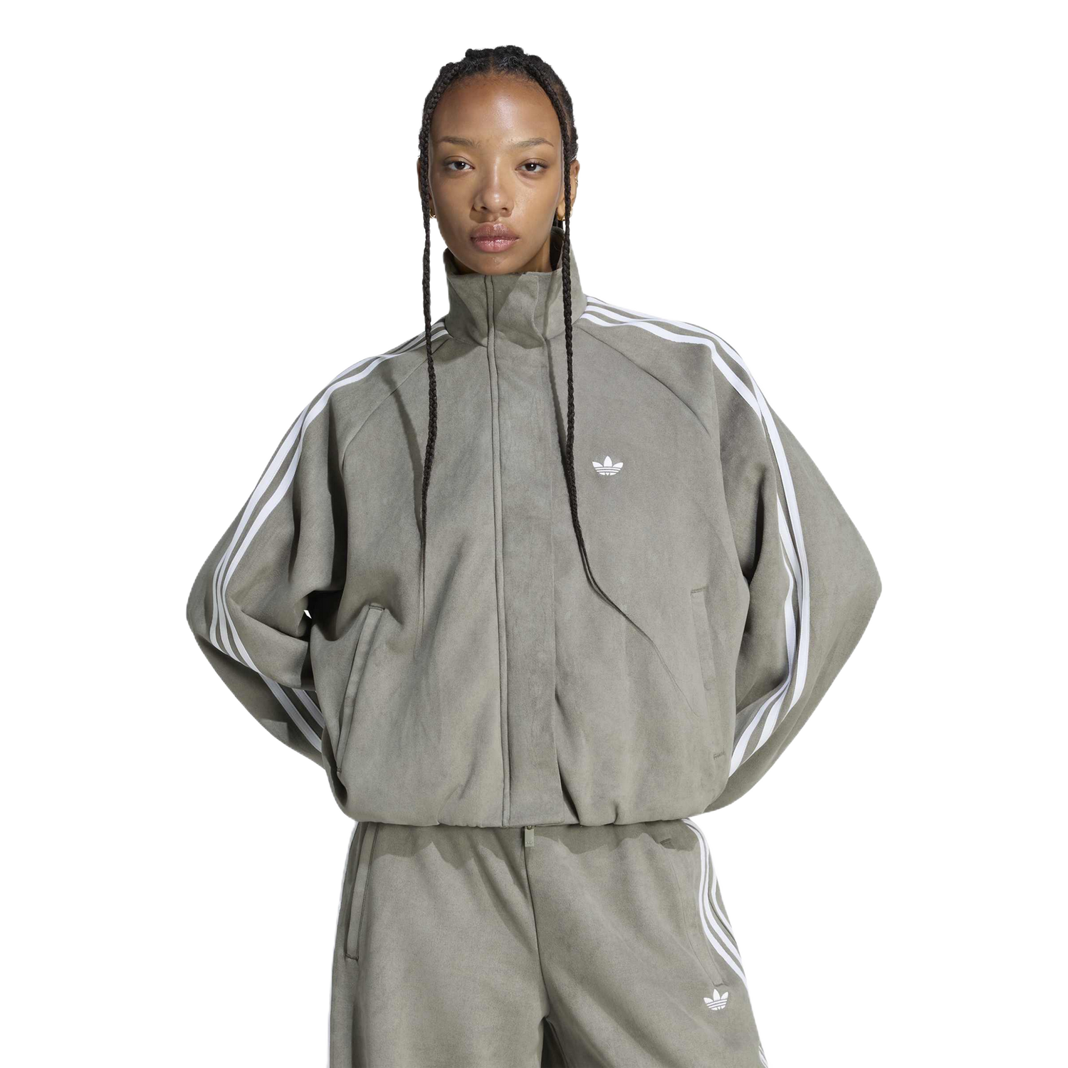 Chaqueta Adidas Faux Suede Track Top Olive Strata – en modelo