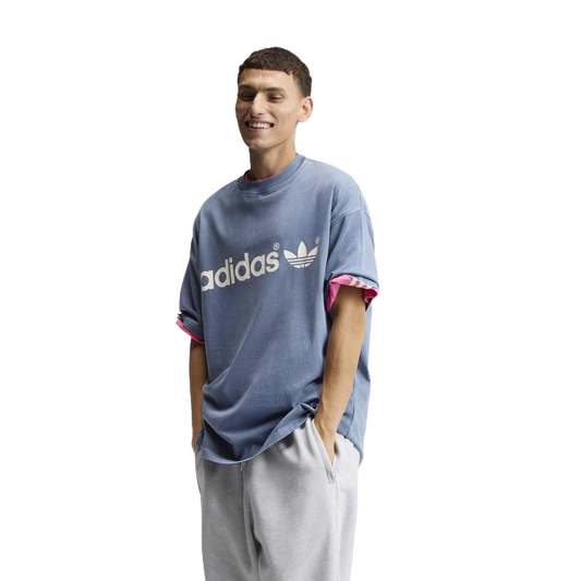 Camiseta Adidas NY Tee Team Navy Blue – en modelo