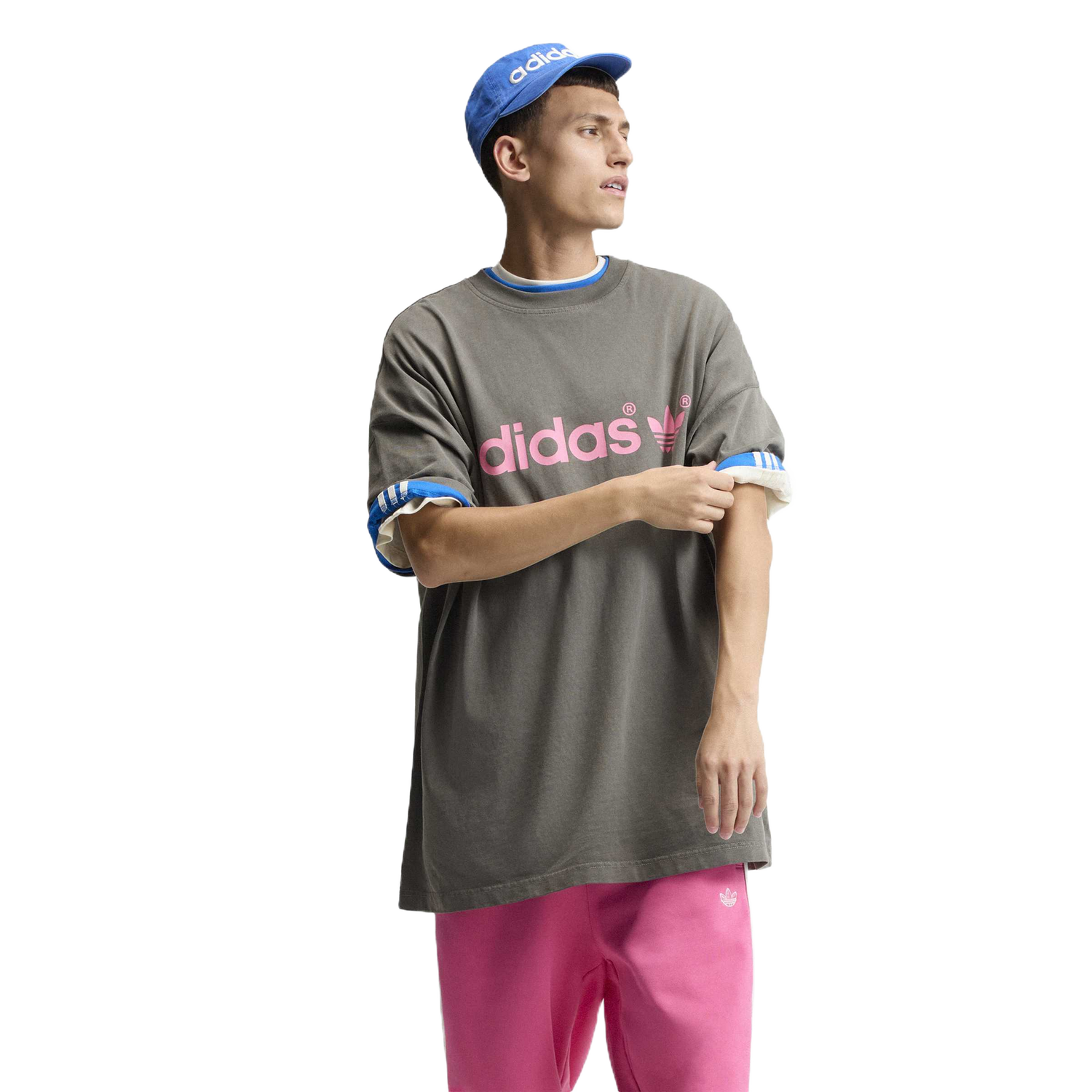 Camiseta Adidas NY Tee Utility Black – en modelo