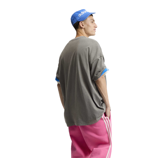 Camiseta Adidas NY Tee Utility Black – en modelo – vista trasera