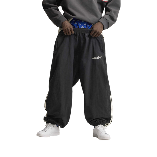Pantalón Adidas Vista Track Pant Black – en modelo