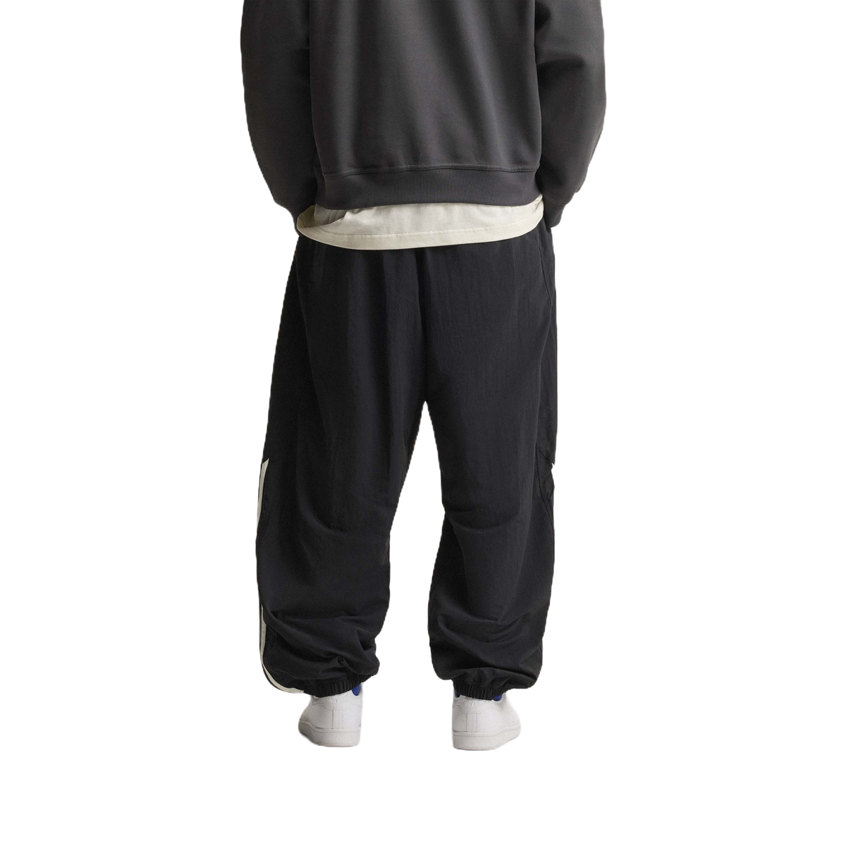 Pantalón Adidas Vista Track Pant Black – en modelo – vista trasera