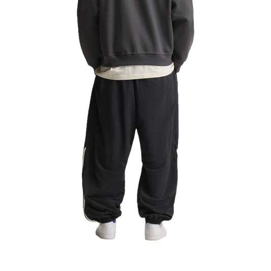 Pantalón Adidas Vista Track Pant Black – en modelo – vista trasera